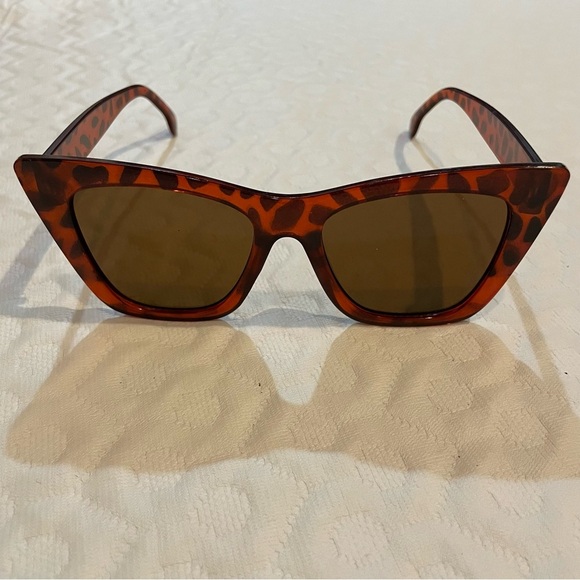 Cheetah Print Cat Eye Sunnies Women’s Sun Glasses Glamorous One Size Summer - Picture 1 of 4